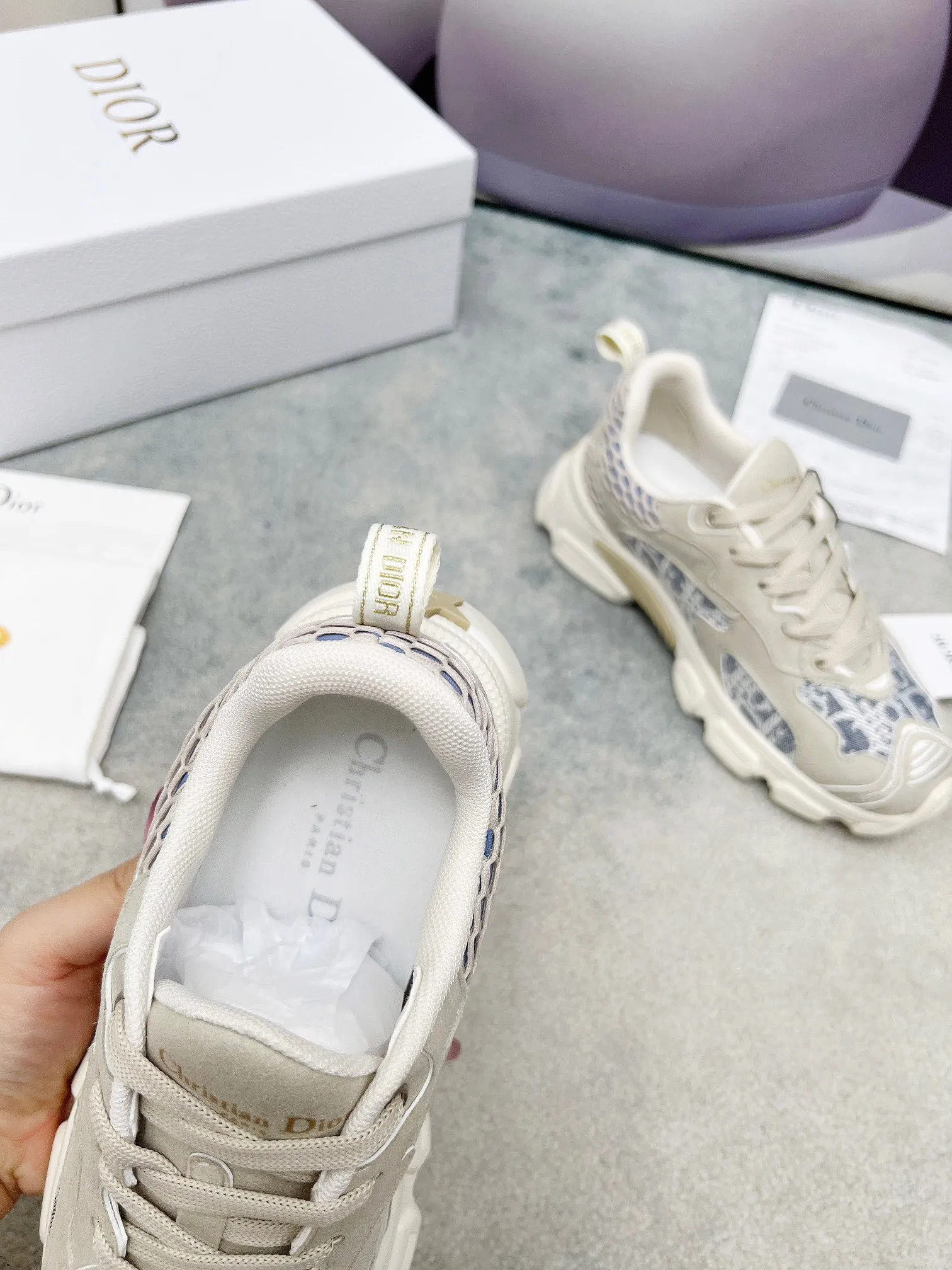 [Dior Dior] P: 580💰 ♺ Size: Female 35-41 Male 39-45 (Female 40.41 Male 45 custom-made) This Dior Chrono sneaker is a new product for the fall of 2024, reinterpreting running shoes in Dior's high-end style. White mesh fabric is paired with nude and silver-toned laminated leather-effect panels, and the CD logo on the sides, star patch on the tongue and Dior logo on the heel are many details to highlight the style. Featuring two-tone laces, a lightweight sole and star embellishments for a casual look all year round.
